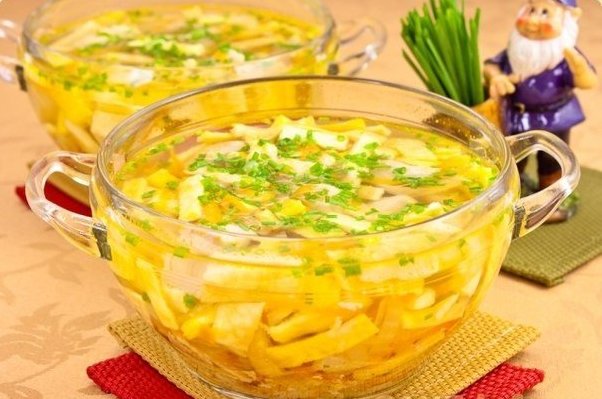 КУРИНЫЙ СУП С ЯИЧНЫМИ БЛИНЧИКАМИ Ингредиенты: 500 г - куриного филе4 - яиц100 г - лука100 г - морковисольперецмасло в среднем 4 ст ложкиПриготовление: Филе нарезать небольшими кусочками.Залить
