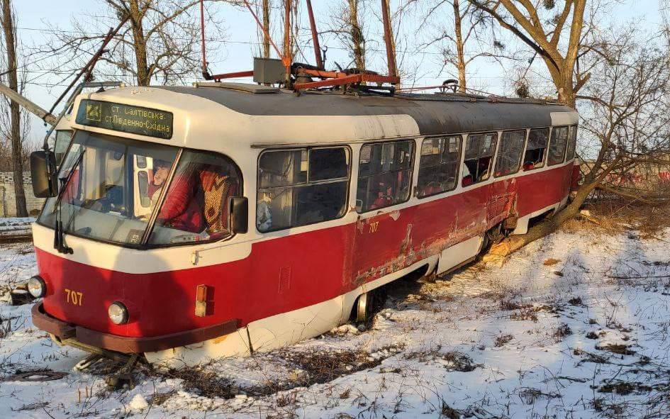 Харьков 2021 год. У Плиточного завода во время движения у вагона 707 отскакивает правое колесо первой колесной пары первой тележки Это картинка