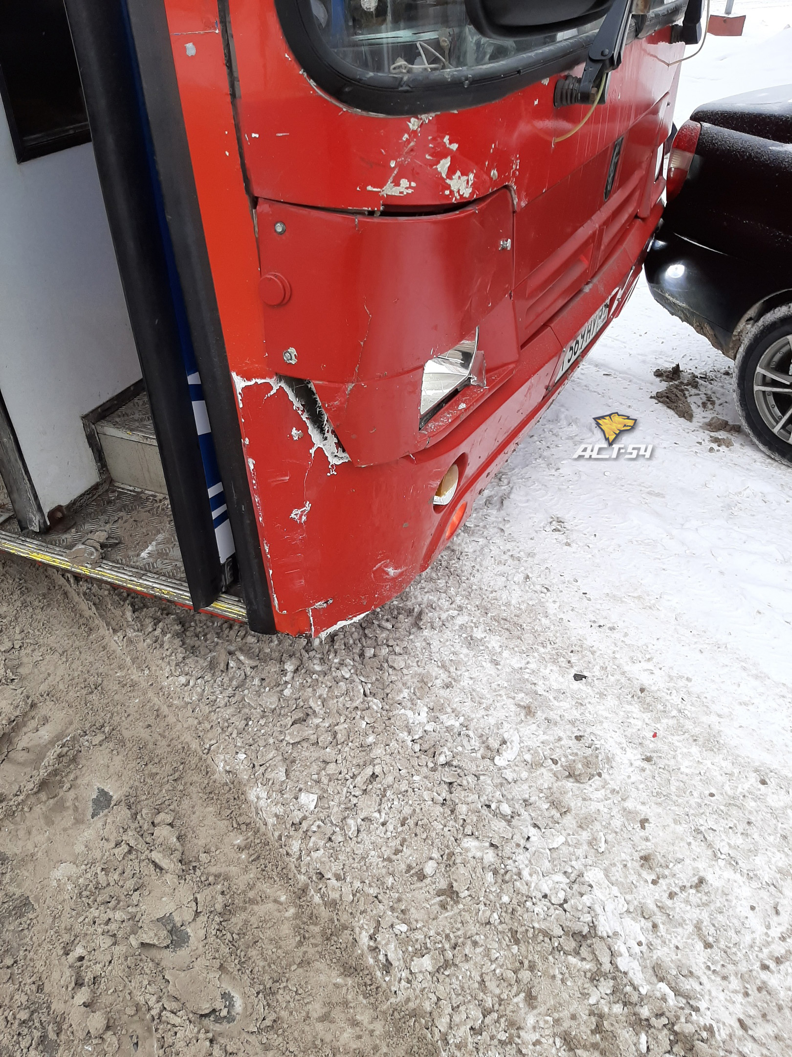 В Железнодорожном районе водитель Mark II без номеров спровоцировал несколько аварий и скрылся Это картинка